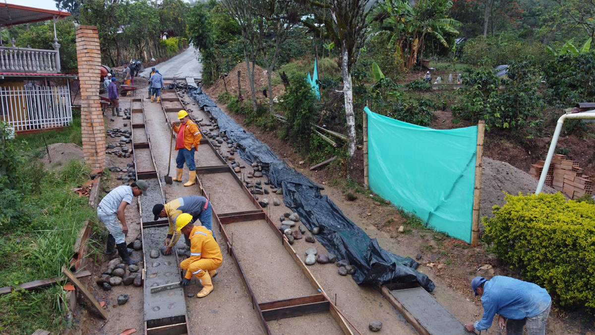 Fotografía de colaboradores del INVÍAS en labores de construcción de vías terciarias del programa Caminos Comunitarios de la Paz Total.