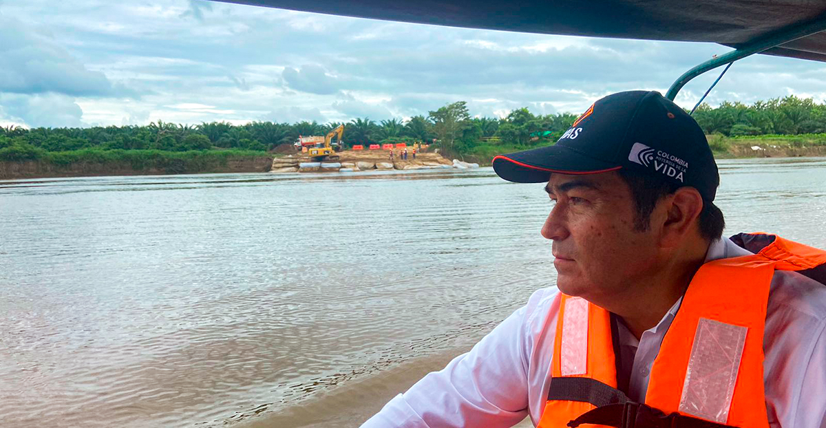 Fotografía del director técnico y de estructuración, Mauricio Céspedes Solano, durante su visita de inspección a las obras.