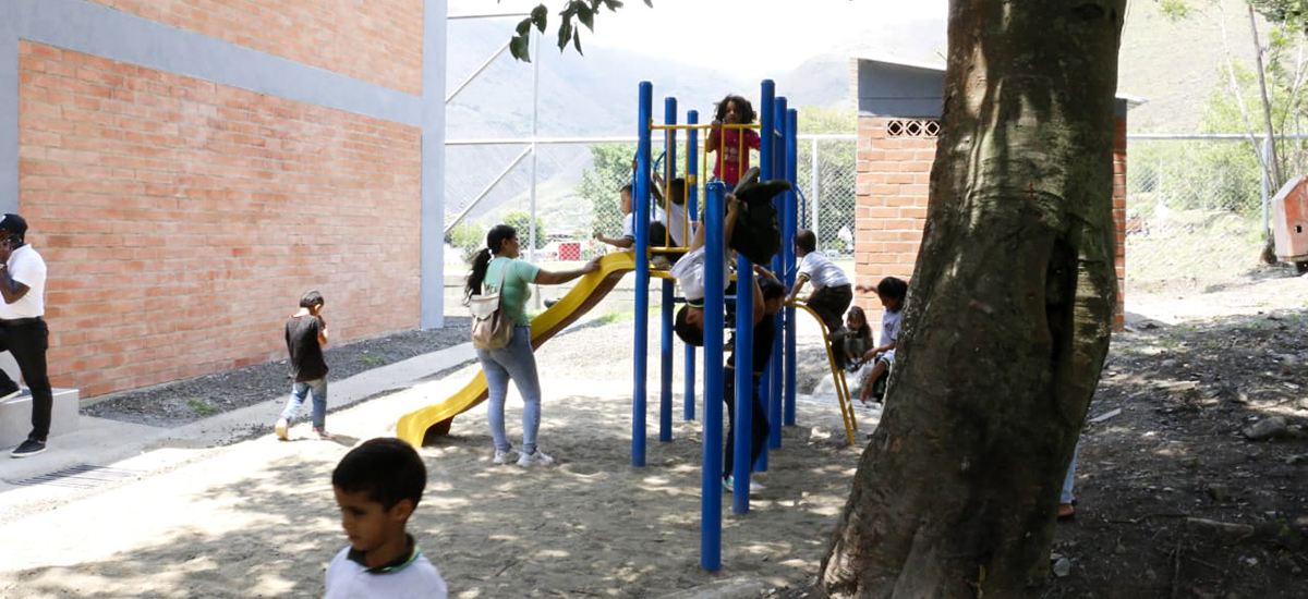 Fotografía del disfrute de los alumnos de la institución educativa y múltiples obras en parques y plazoletas con participación comunitaria en el marco del proyecto Buga - Buenaventura.