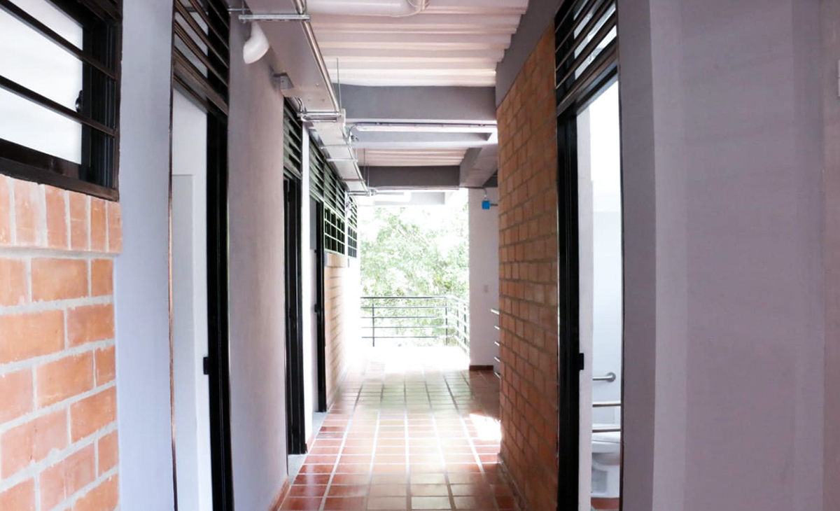 Fotografía de las instalaciones de la institución educativa y múltiples obras en parques y plazoletas con participación comunitaria en el marco del proyecto Buga - Buenaventura.
