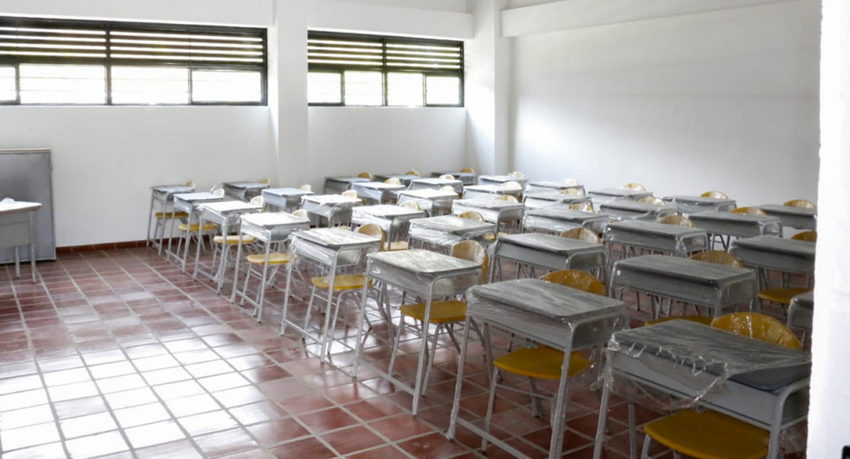 Fotografía de las instalaciones de la institución educativa y múltiples obras en parques y plazoletas con participación comunitaria en el marco del proyecto Buga - Buenaventura.