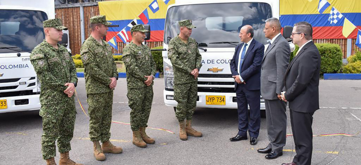 Fotografía de funcionarios del INVÍAS entregando vehículos a la Armada Nacional.