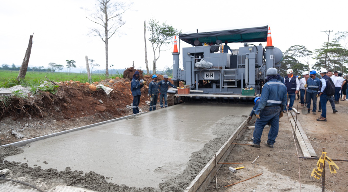 Fotografía de colaboradores del INVÍAS operando maquinaria pesada utilizada en labores de pavimentación de via.