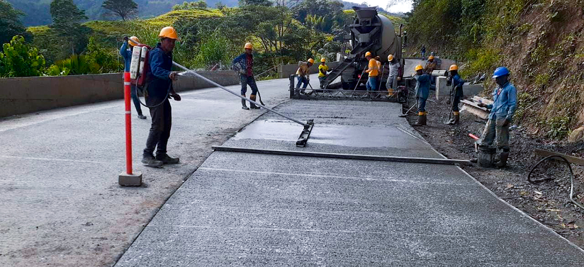 Fotografía de colaboradores del INVÍAS en labores de mejoramiento y pavimentación Corredor Quibdó - Pereira.
