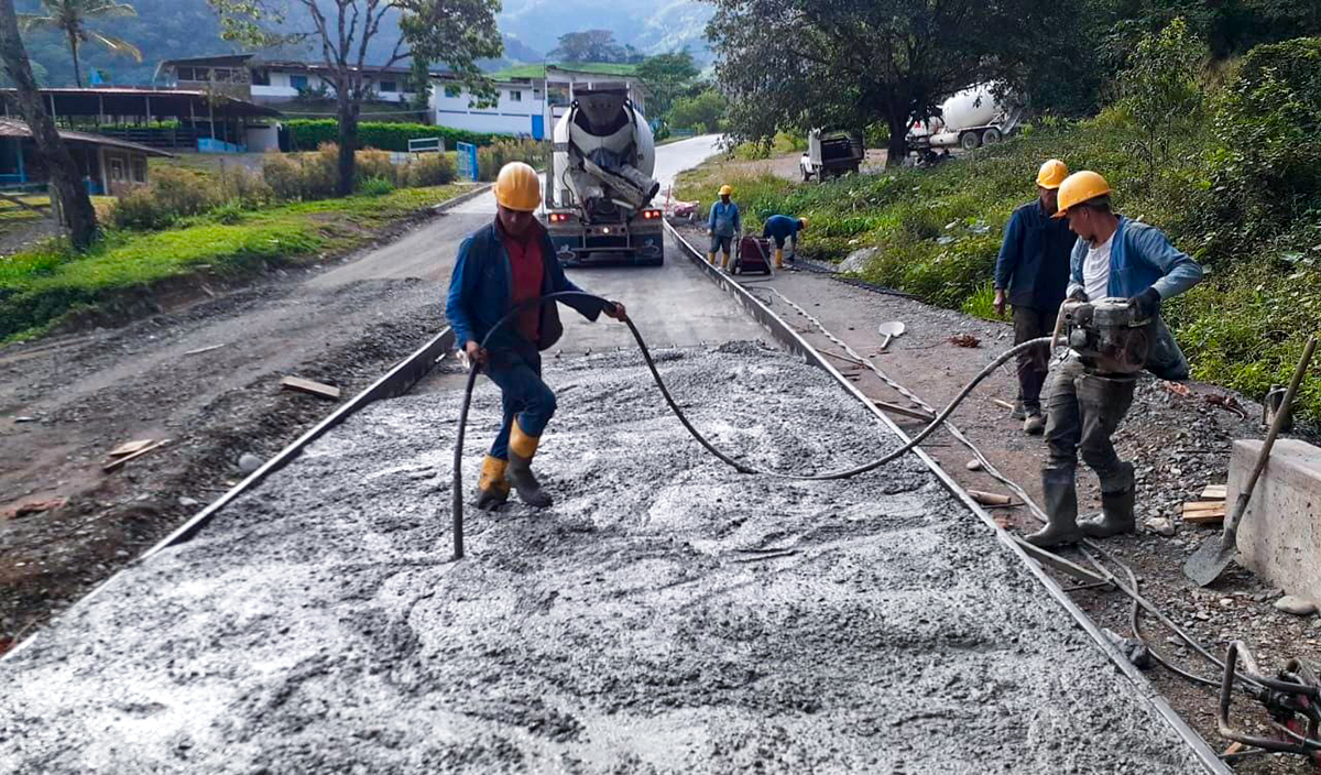 Fotografía de colaboradores del INVÍAS en labores de mejoramiento y pavimentación Corredor Quibdó - Pereira.