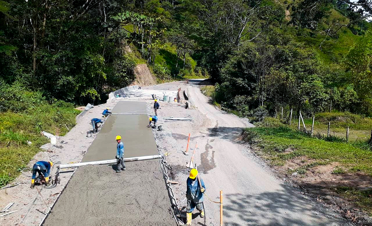 Fotografía de colaboradores del INVÍAS en labores de mejoramiento y pavimentación Corredor Quibdó - Pereira.