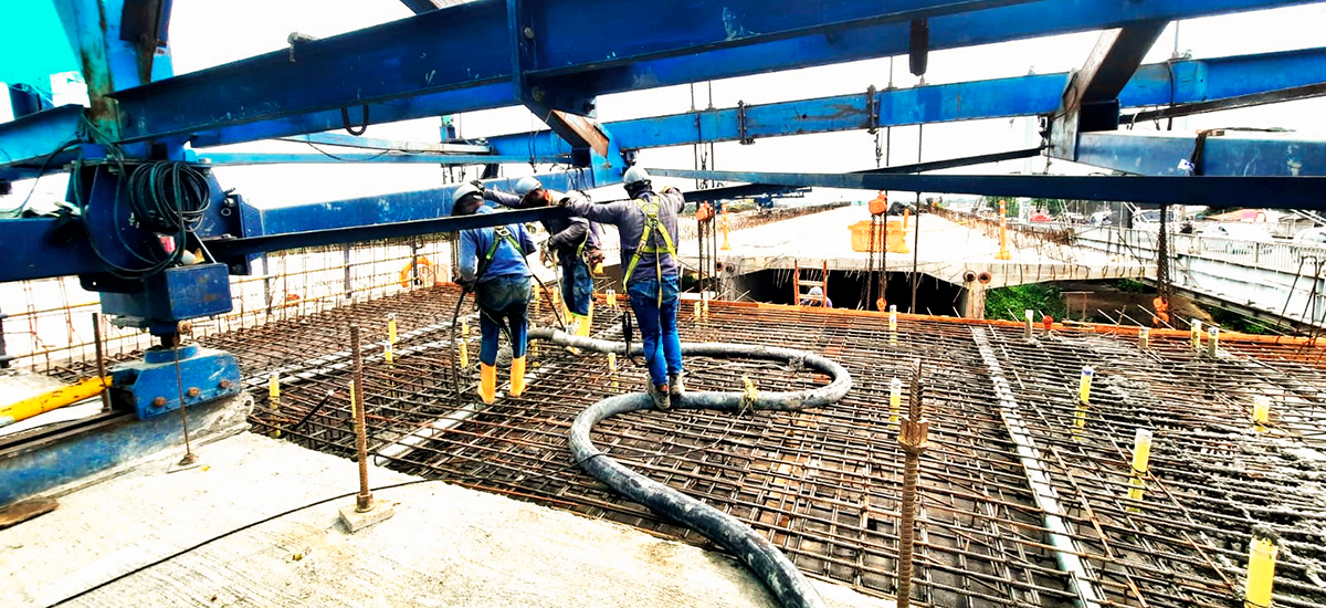 Fotografía de colaboradores del INVÍAS en labores de construcción del nuevo Puente Juanchito.