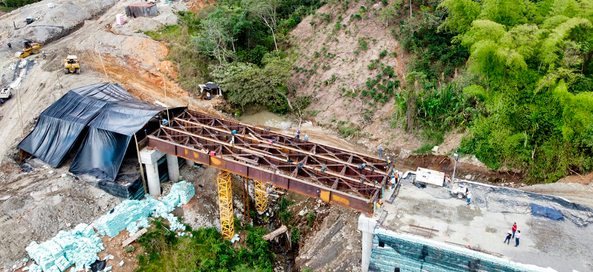 Fotografía aérea del estado actual de construcción en la vía Rosas, Cauca, de la Conexión Panamericana.