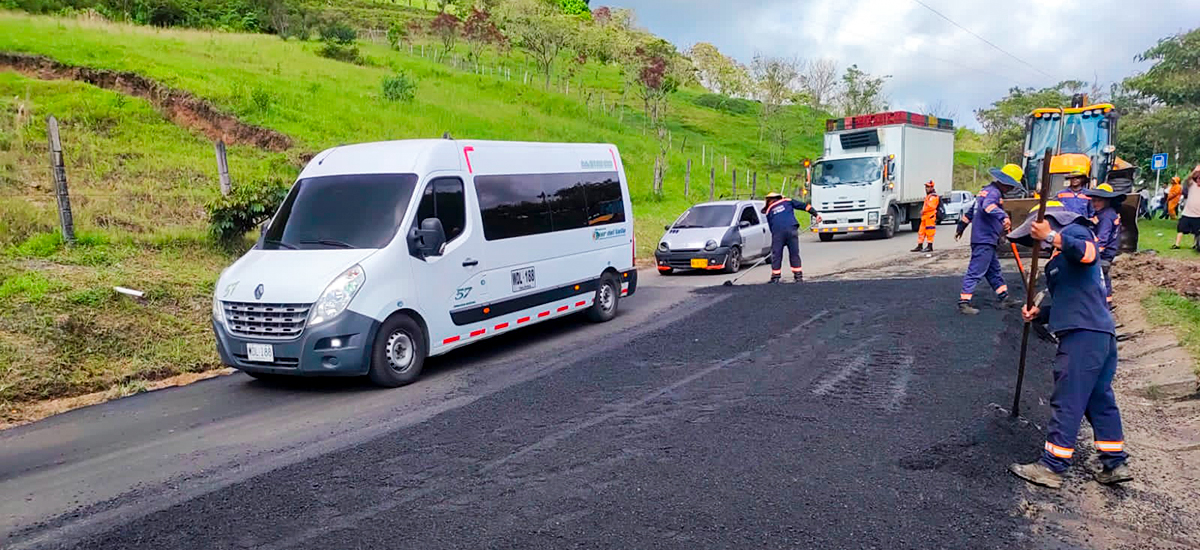 Fotografía de labores de atención de afectación a la vía Panamericana a la altura del municipio de Rosas, en el Cauca.
