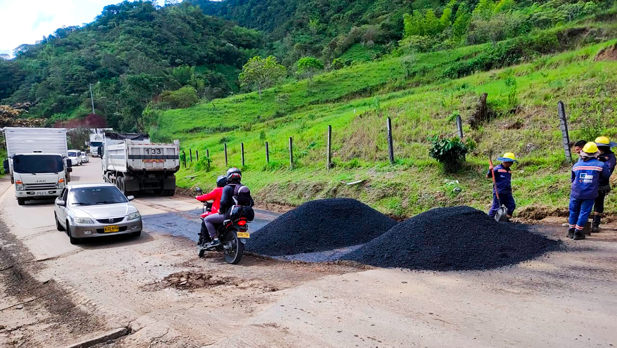 Fotografía de labores de atención de afectación a la vía Panamericana a la altura del municipio de Rosas, en el Cauca.