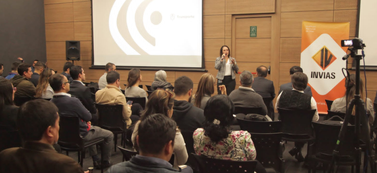 Fotografía de la viceministra de Infraestructura, María Constanza García Alicastro durante su ponencia en el foro Gestión de activos del INVÍAS.