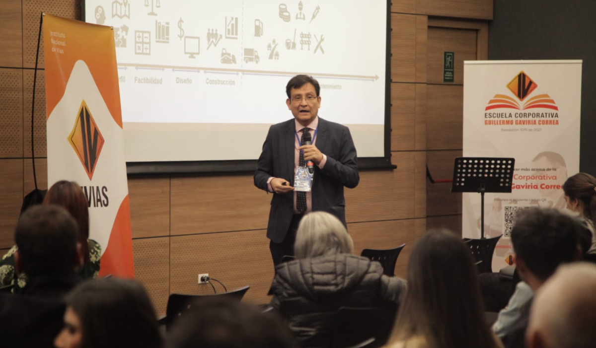 Fotografía de Mauricio Salgado, CEO de Gesinfra Consultores y Especialista en Gestión de Infraestructura durante su ponencia en el foro Gestión de activos del INVÍAS.