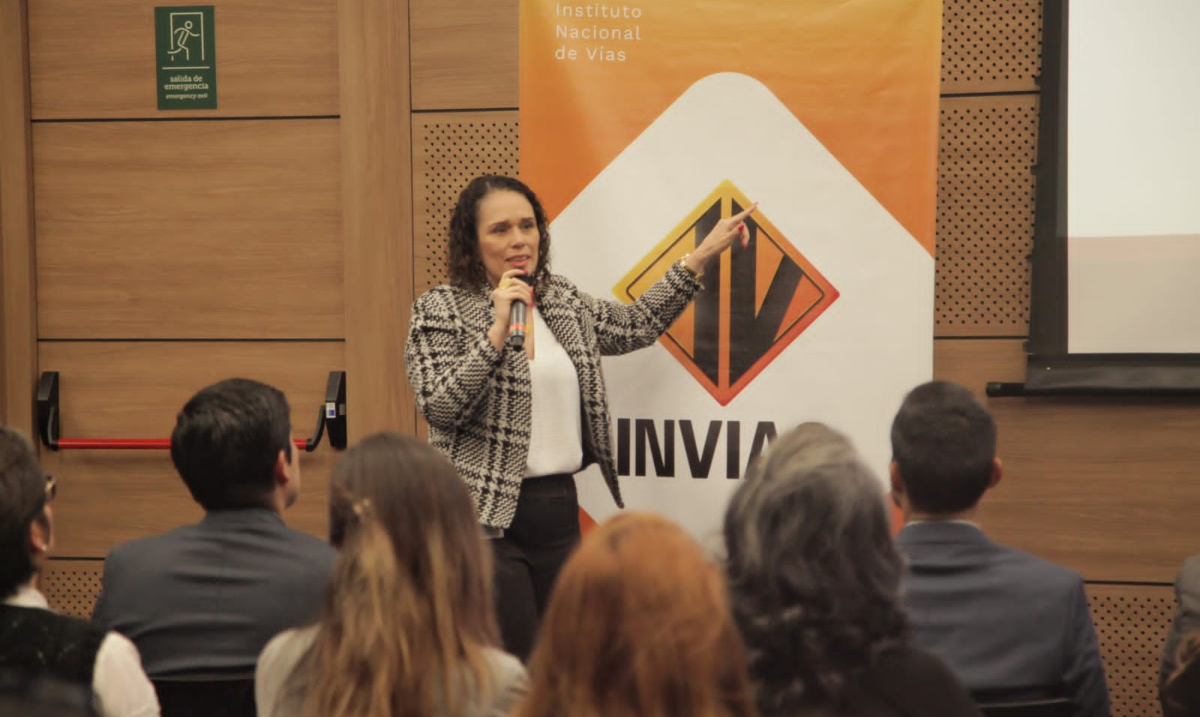 Fotografía de la viceministra de Infraestructura, María Constanza García Alicastro durante su ponencia en el foro Gestión de activos del INVÍAS.