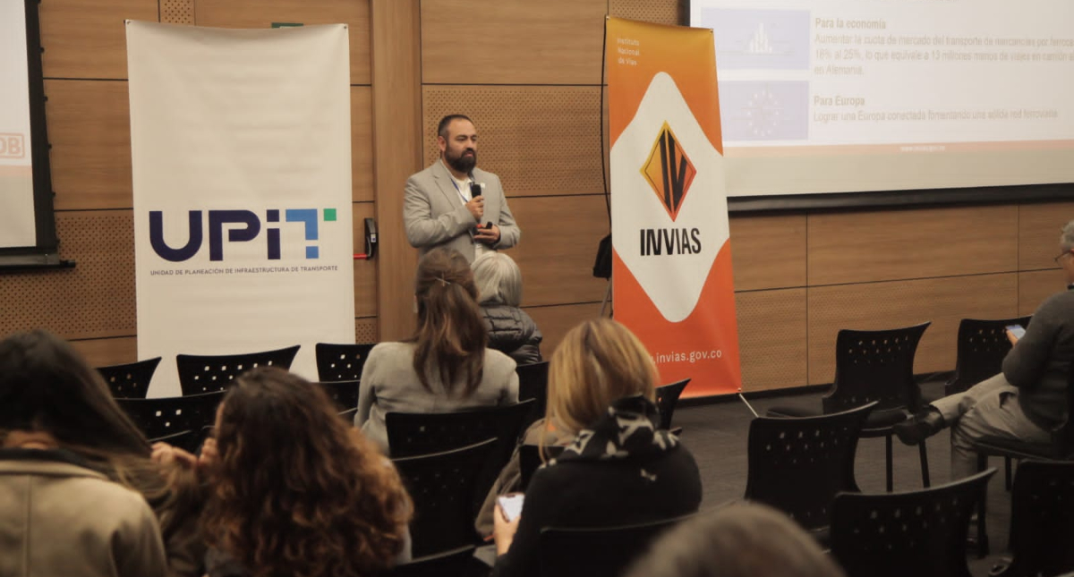 Fotografía de Cristian Rincón, Experto externo durante su ponencia en el foro Gestión de activos del INVÍAS.
