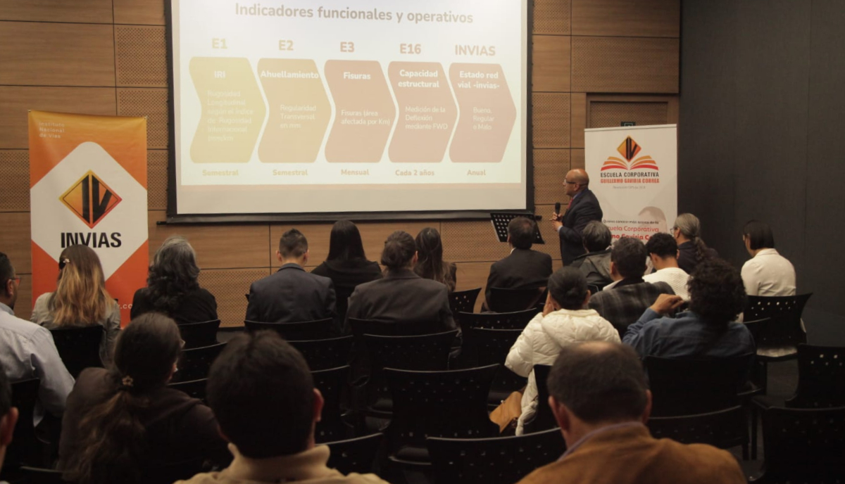 Fotografía de la ponencia por parte de Libardo Celis Asesor de presidencia, Agencia Nacional de Infraestructura “ANI” en el foro Gestión de activos del INVÍAS.