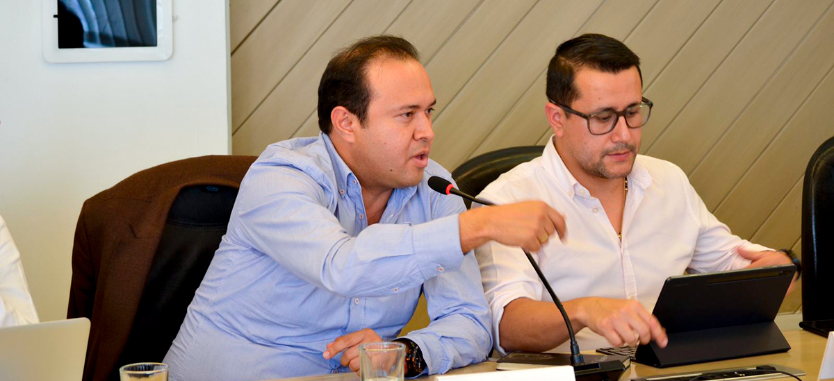 Fotografía del Director de Ejecución y Operación, Juan José Oyuela durante su intervención en la presentación del anuncio de las convocatorias de cuatro proyectos que mejorarán la movilidad de Risaralda y Valle del Cauca del programa Vías del Samán.