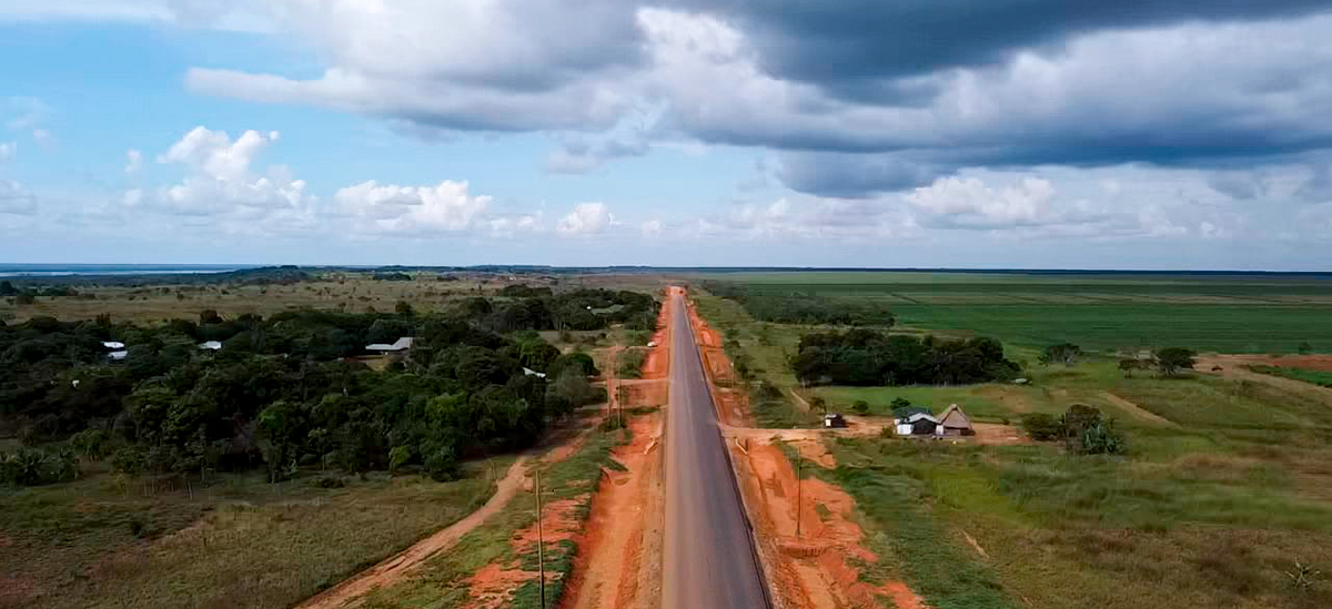 Fotografía panorámica de vía construída por el INVÍAS que conecta a Meta con Vichada.
