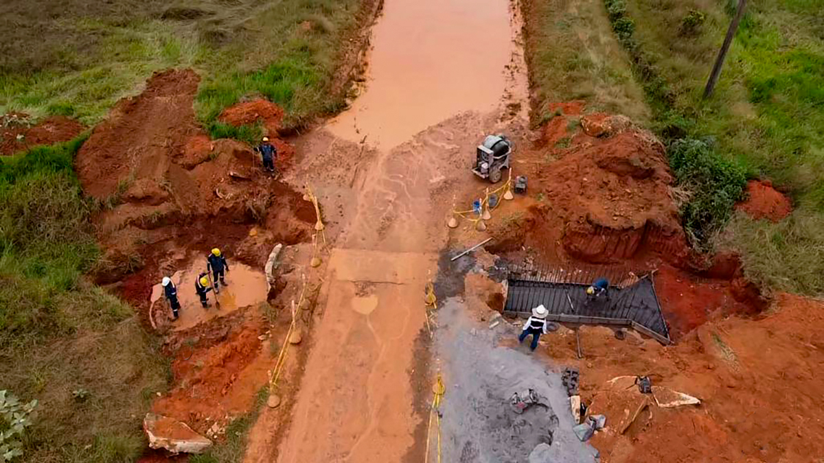 Fotografía de colaboradores del INVÍAS en labores de construcción de Box Culvert en vía que conecta a Meta con Vichada.