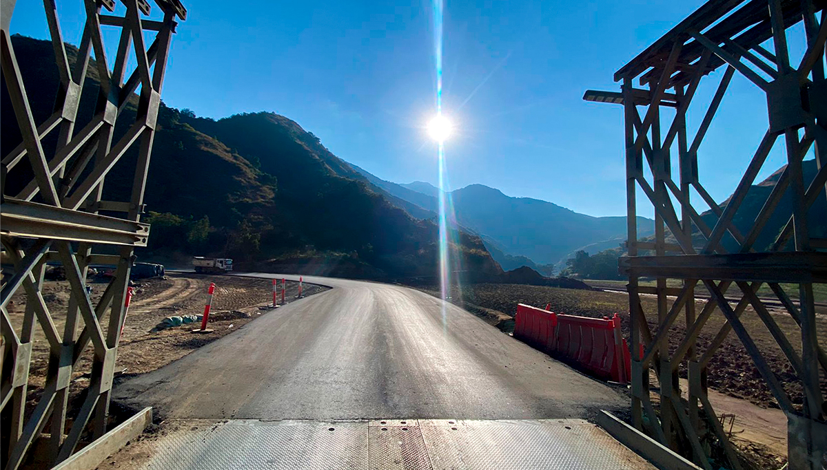 Fotografía del estado de avance de la pavimentación de las vías de acceso al puente metálico sector El Tarrita.