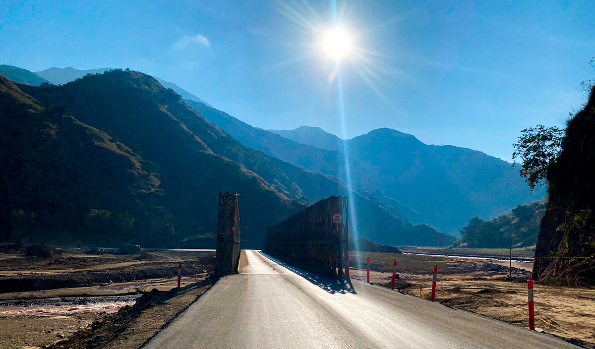 Fotografía del estado de avance de la pavimentación de las vías de acceso al puente metálico sector El Tarrita.