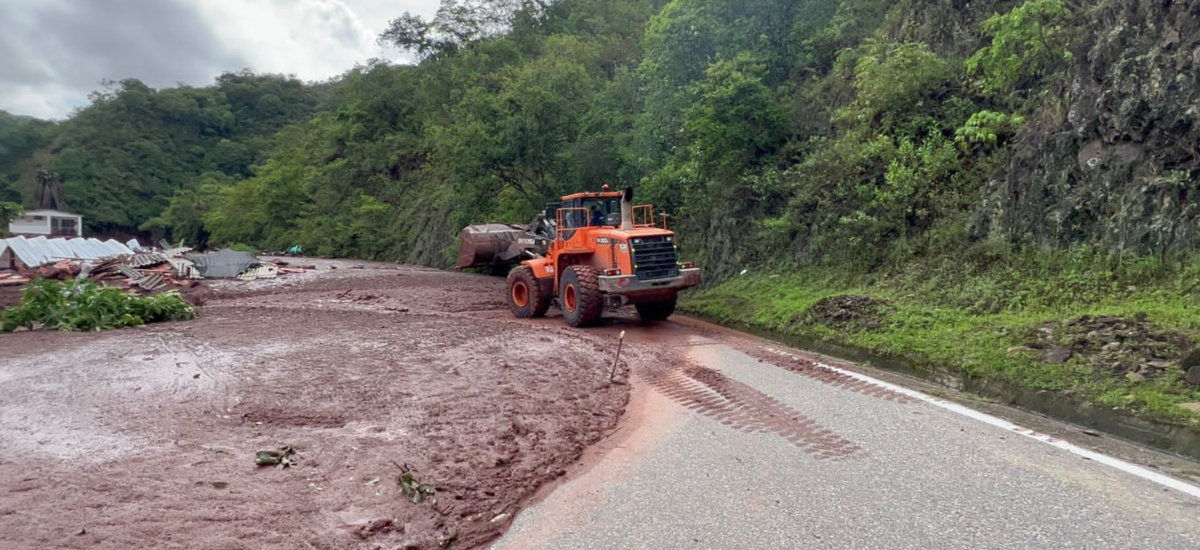Fotografía de maquinaria del INVÍAS usada en la remoción de lodo del corredor Ocaña - Sardinata - Cúcuta en Norte de Santander.