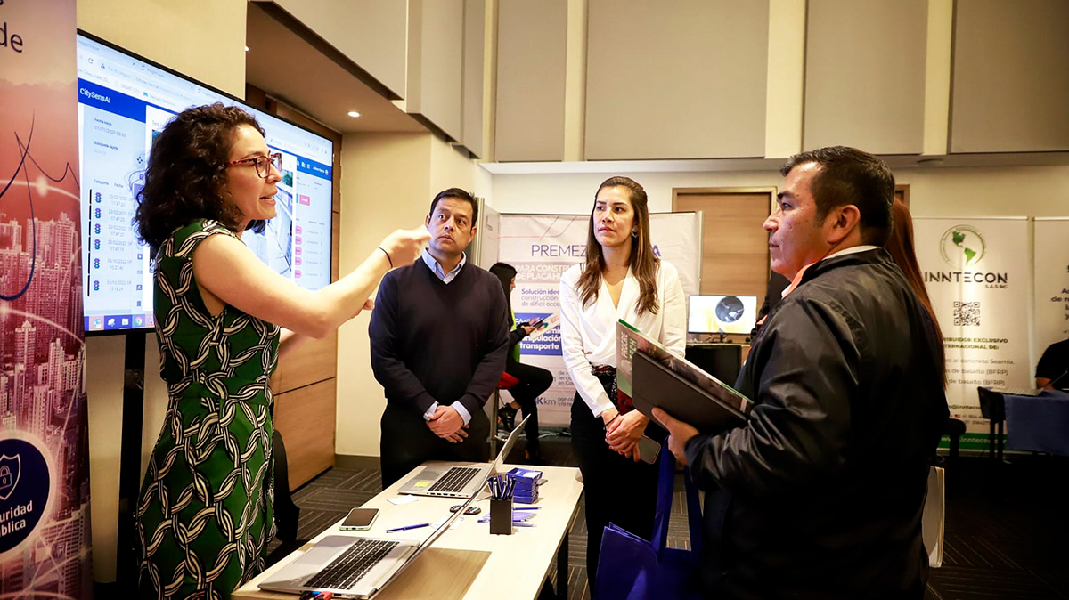 Fotografía de innovadora invitada durante la presentación de su solución tecnológica en la 7ª Rueda de Innovación y Sostenibilidad.