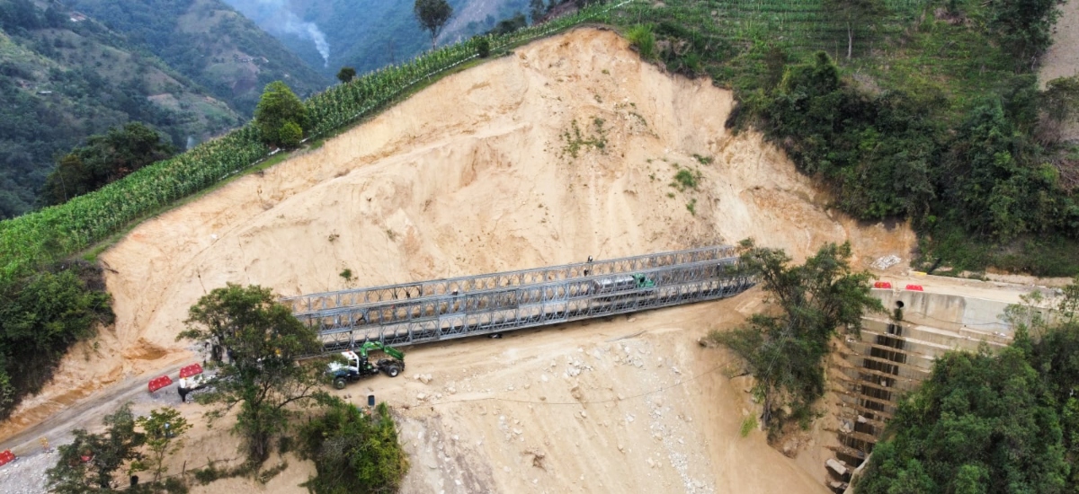 Fotografía de puente vehicular instalado por el INVÍAS en la vía Los Curos - Málaga.