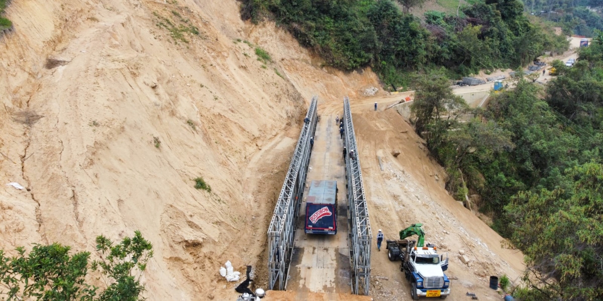 Fotografía de puente vehicular instalado por el INVÍAS en la vía Los Curos - Málaga.