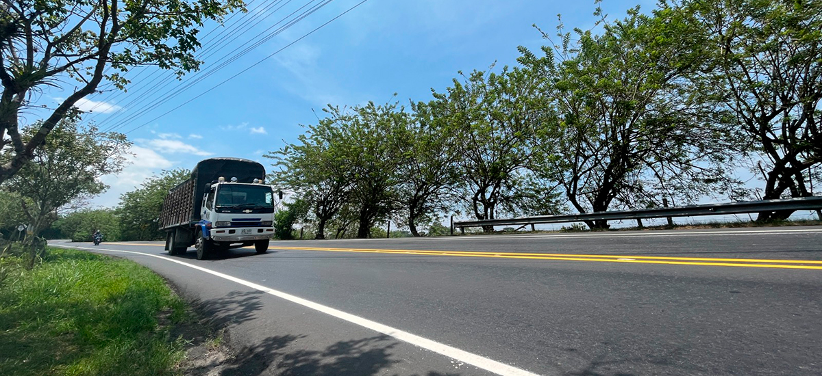 Fotografía de tránsito vehicular por carretera que hace parte de las Vías del Samán.