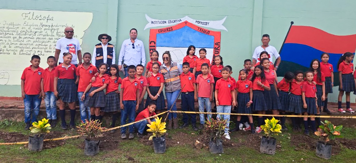 Fotografía de participantes de la jornada del programa Escuelas Verdes, realizado entre el INVÍAS y alumnos de la Institución Educativa Morrocoy, en el municipio de San Pelayo, Córdoba.