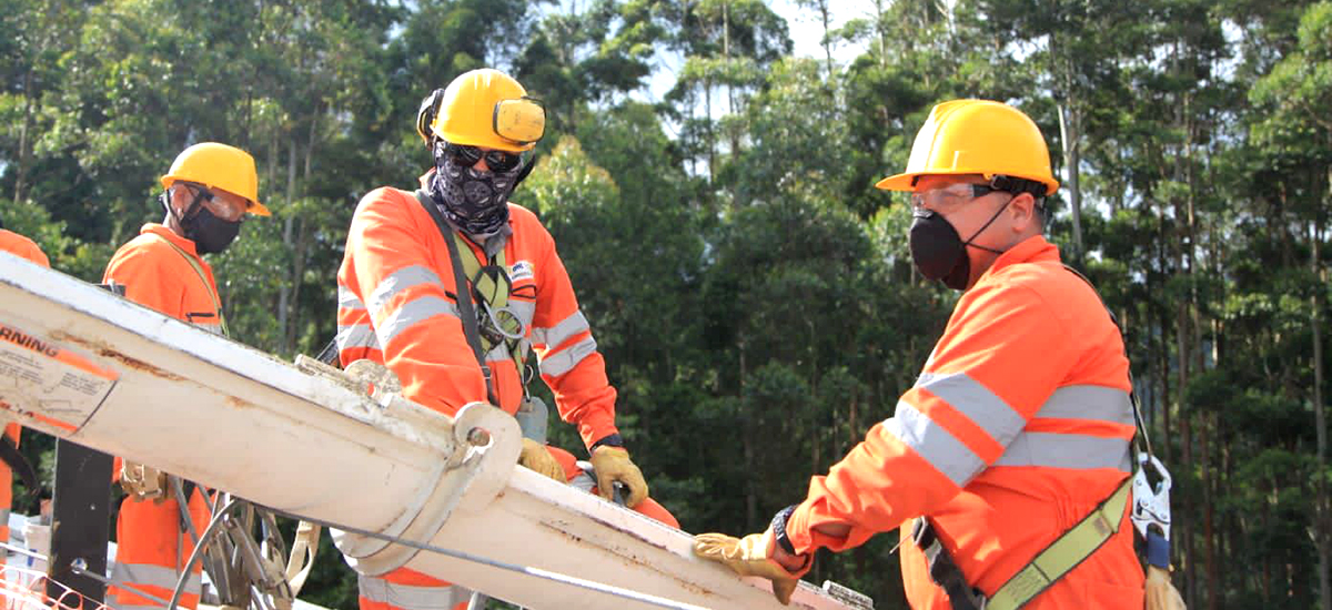 Fotografía de colaboradores del INVÍAS en labores de construcción de vías.