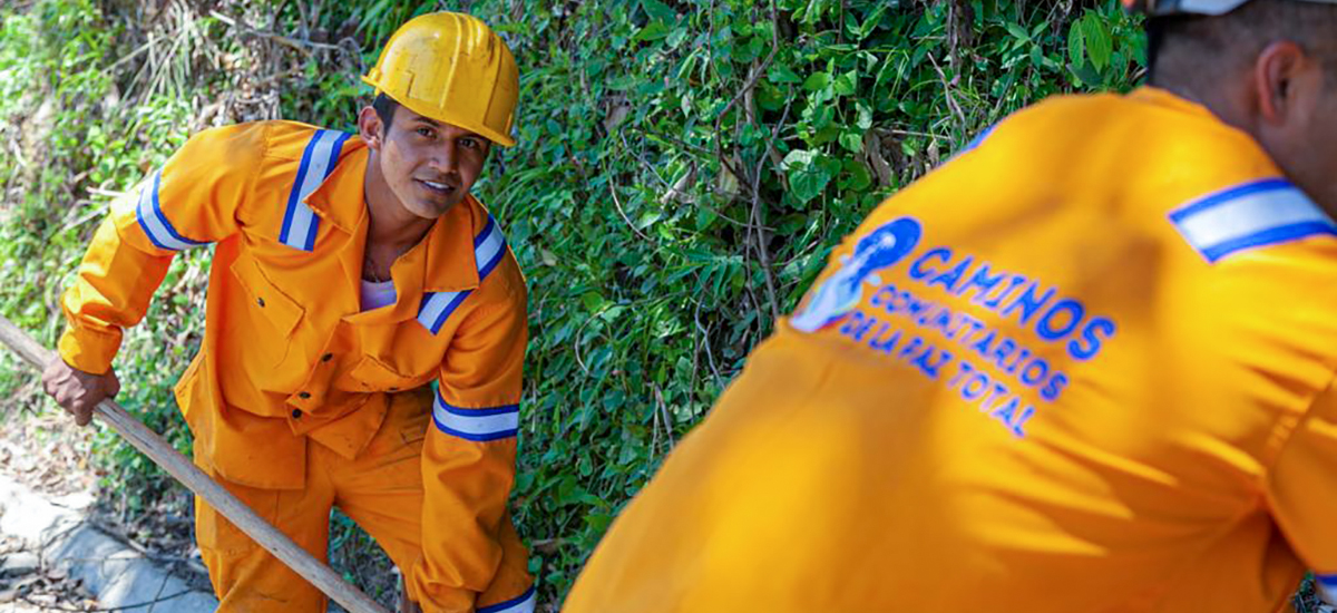 Fotografía de trabajadores del INVÍAS en sus labores de construcción de carreteras.