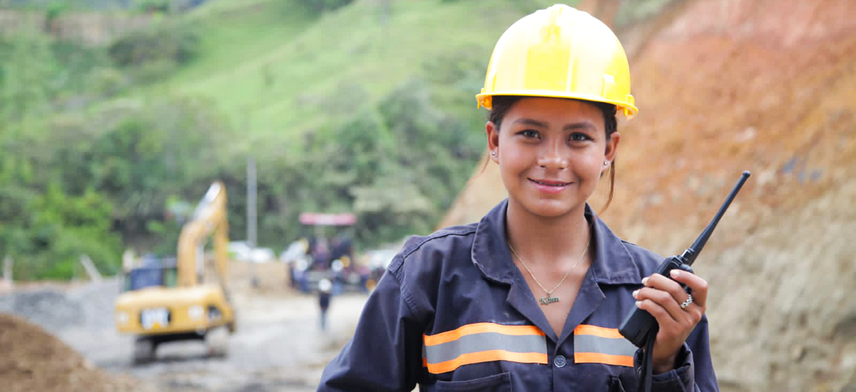 Fotografía de trabajadora del INVÍAS, en la vía Depresión - La Sierra - Rosas.