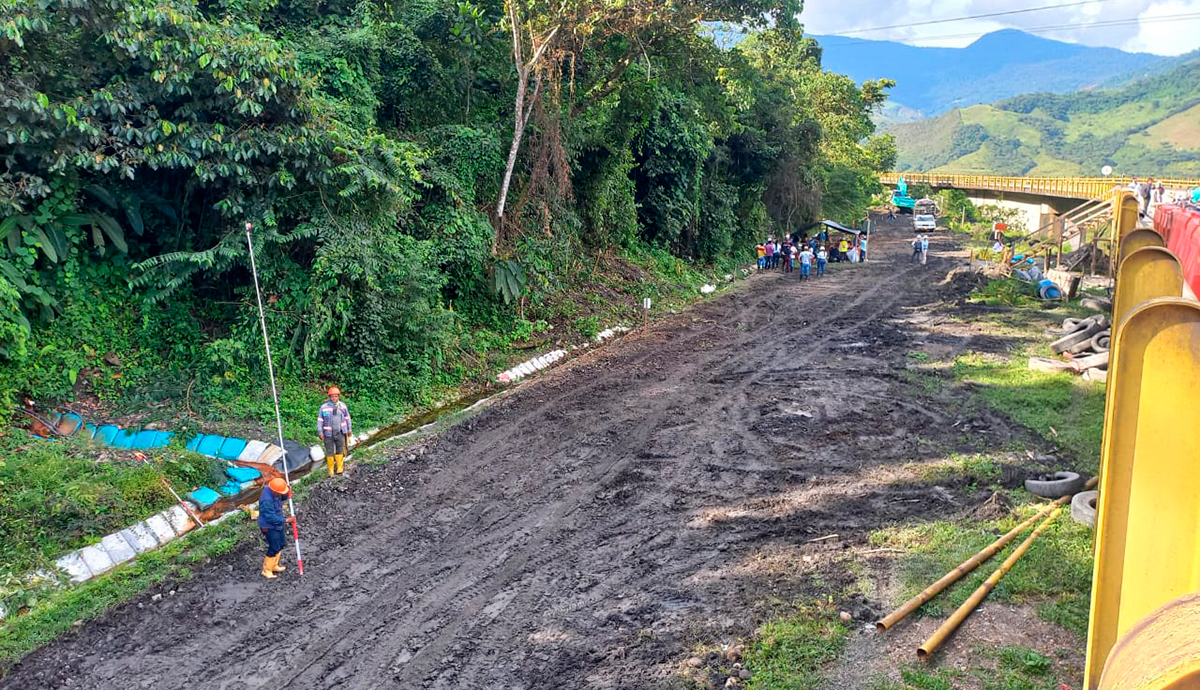 Fotografía del estado de avance de construcción de la vía provisional en la Transversal Cusiana.