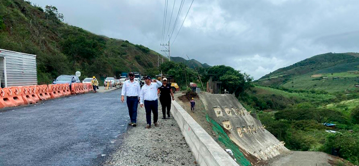 Fotografía de director técnico y de estructuración del INVÍAS, Mauricio Céspedes Solano realizando visitas de inspección a obras de construcción de carreteras.