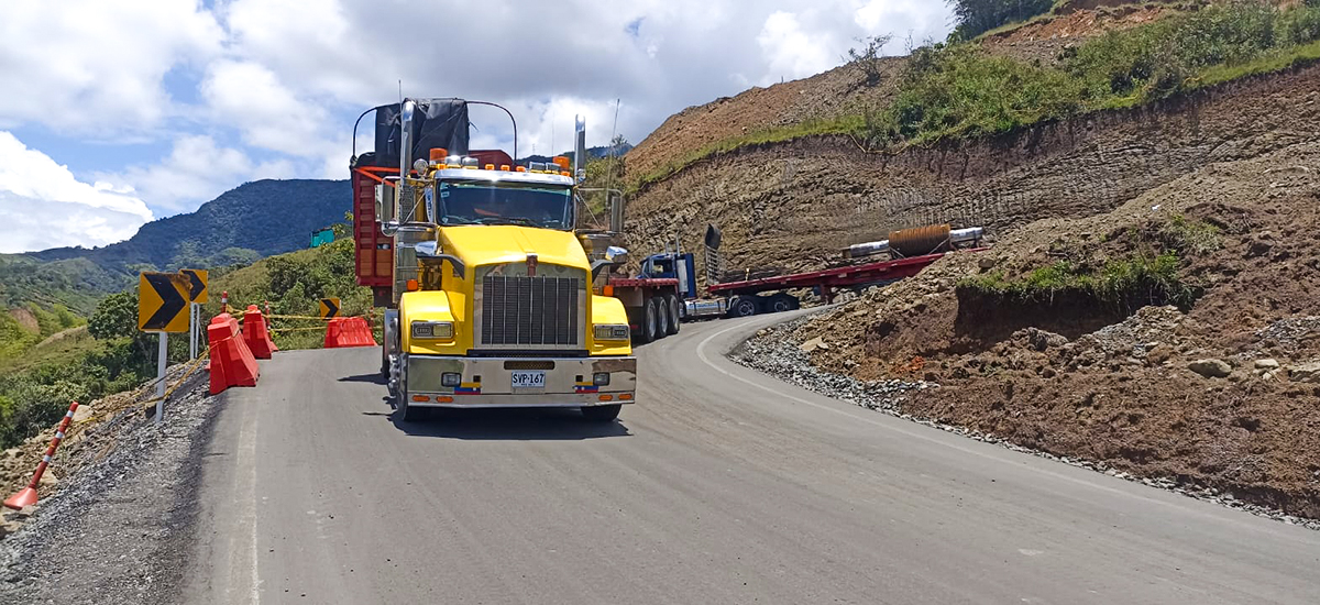 Fotografía del tránsito de tractomulas en la vía alterna Depresión La Sierra - Rosas.