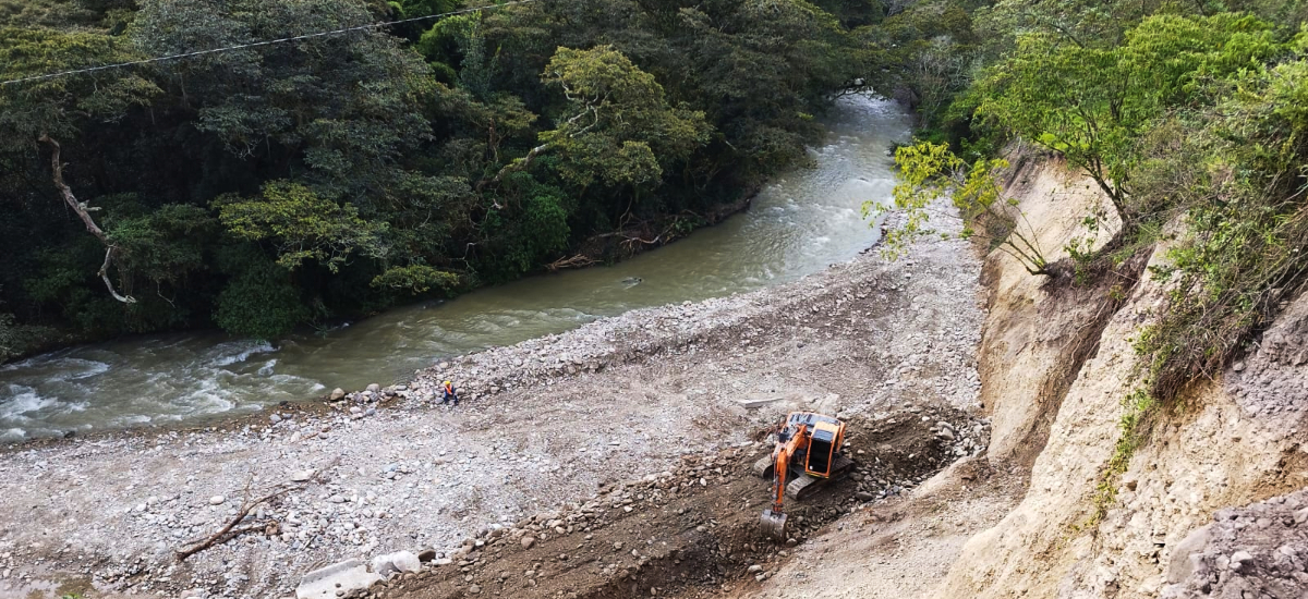 Fotografía de maquinaria pesada en el corredor Onzaga - San Joaquín, Santander en labores de remoción de escombros por causa de derrumbe.