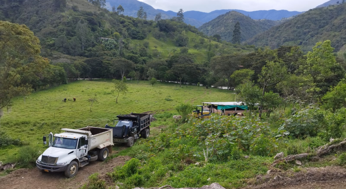 Fotografía de volquetas cruzando en el corredor Onzaga - San Joaquín, Santander para acelerar la remoción de escombros por causa de derrumbe.
