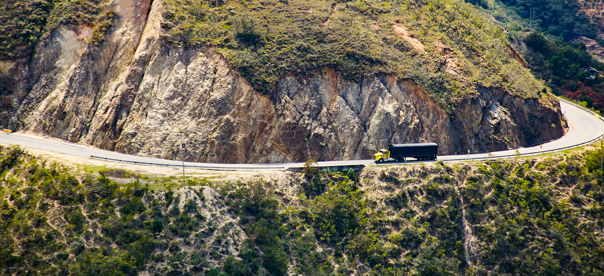 Fotografía panorámica de tránsito vehicular en la vía Aguaclara - Ocaña.