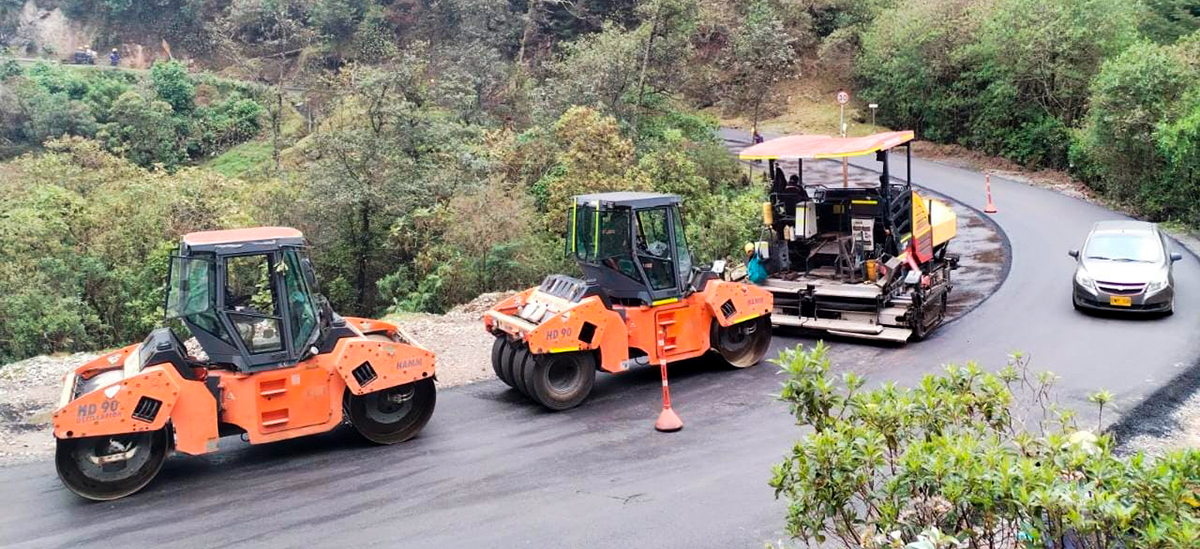Fotografía de colaboradores del INVÍAS en labores de construcción de la Transversal Libertador.