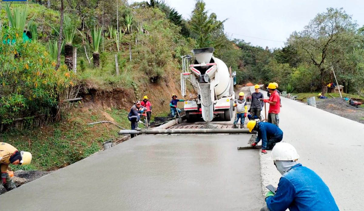 Fotografía de colaboradores del INVÍAS en labores de construcción de la Transversal Libertador.