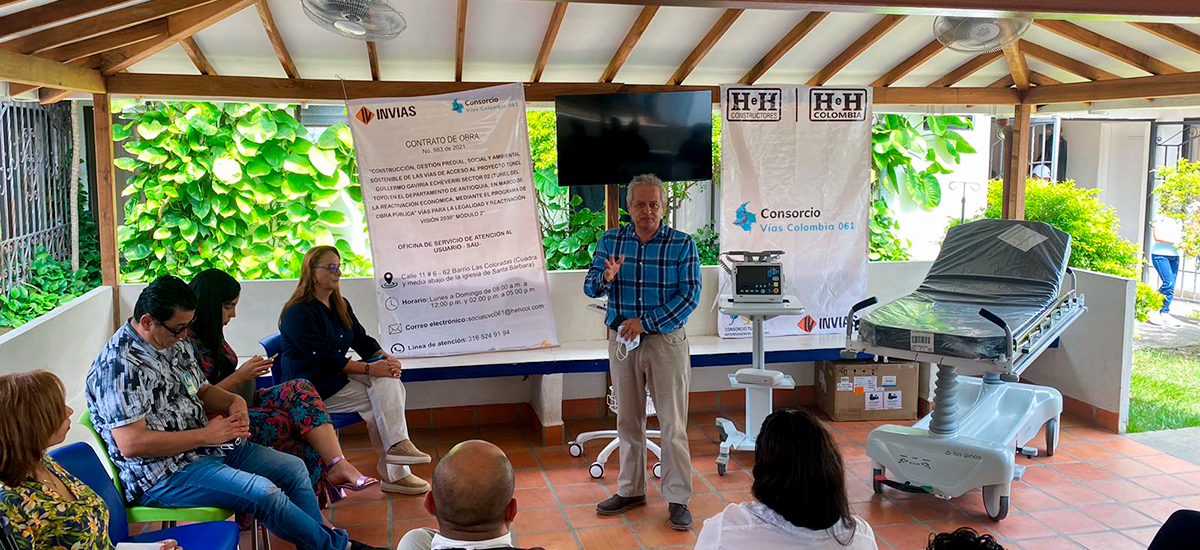 Fotografía de intervención de colaboradora del INVÍAS durante entrega de dotación suministrada por el contratista de obra y la interventoría del proyecto Túnel Guillermo Gaviria Echeverri y sus vías de acceso.
