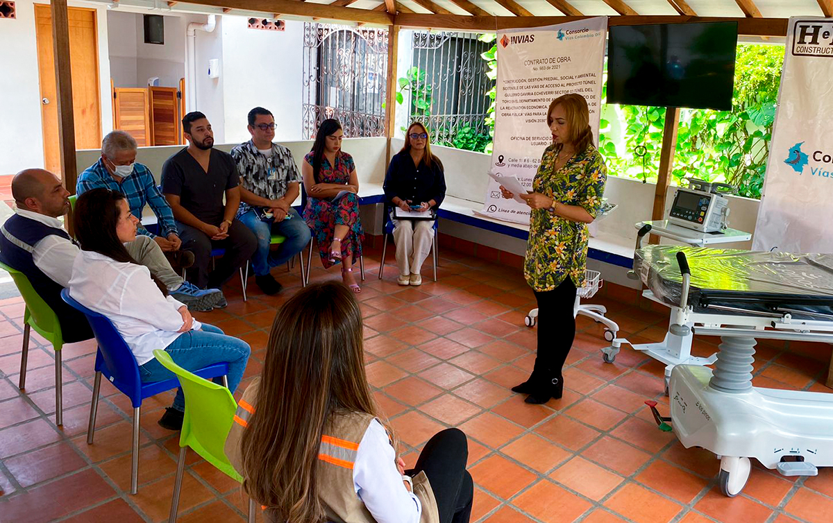 Fotografía de intervención de colaboradora del INVÍAS durante entrega de dotación suministrada por el contratista de obra y la interventoría del proyecto Túnel Guillermo Gaviria Echeverri y sus vías de acceso.