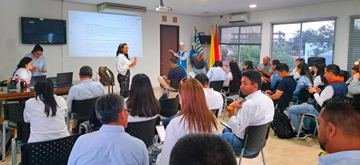 Fotografía de asistentes y ponente del evento de componentes de sostenibilidad y lineamientos de infraestructura verde en proyectos de de transporte.