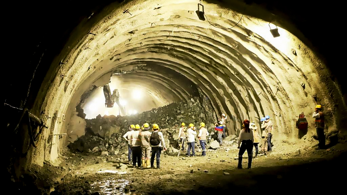Fotografía de colaboradores del INVÍAS en el cale en el túnel Guillermo Gaviria Echeverri.