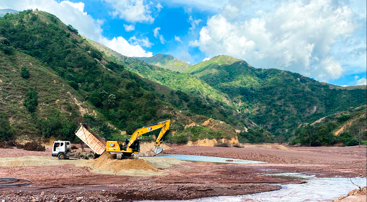 Fotografía de los trabajos adelantados en El Tarra por la maquinaria pesada operada por colaboradores del INVÍAS en la construcción de terraplén.