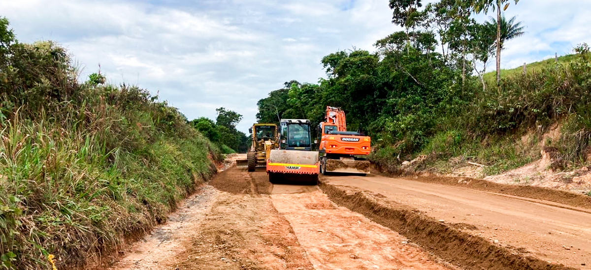 Fotografía de colaboradores del INVÍAS operando maquinaria pesada para la pavimentación de la vía Neiva - Florencia.