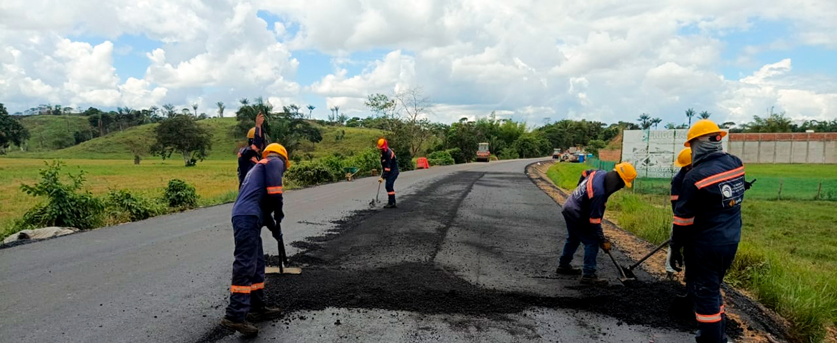 Fotografía de colaboradores del INVÍAS en labores de pavimentación de la vía Neiva - Florencia.