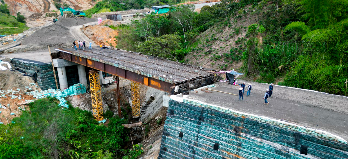 Fotografía aérea del estado de avance de las actividades de construcción de un puente en la vía Mojarras - Popayán en el sector de Rosas.