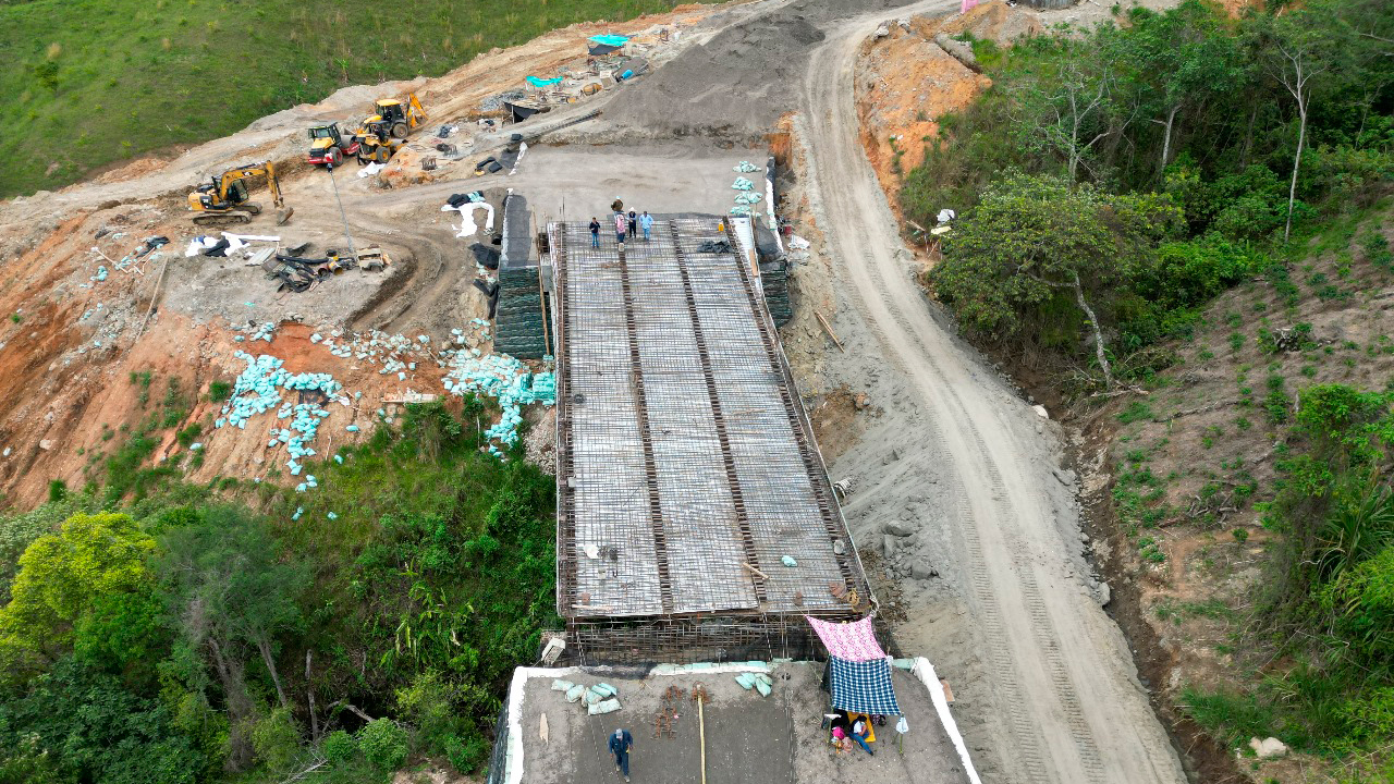 Fotografía aérea del estado de avance de las actividades de construcción de un puente en la vía Mojarras - Popayán en el sector de Rosas.